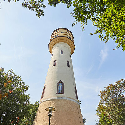 Historischer weißer Wasserturm, von unten gegen den Himmel fotografiert